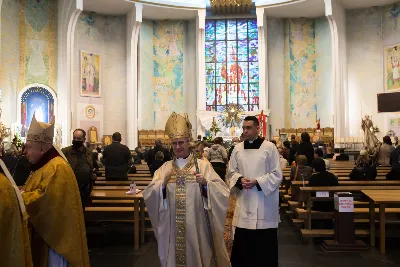 W poniedziałek 18 maja o godz. 18.00 w naszej Katedrze miało miejsce dziękczynienie w stulecie urodzin Karola Wojtyły – św. Jana Pawła II. W tym dniu dziękowaliśmy również i modliliśmy się w intencji naszych Księży Biskupów: Jana – z racji 20. rocznicy sakry biskupiej oraz Kazimierza – z racji 60. rocznicy święceń kapłańskich, a także w intencji naszego Księdza Infułata Stanisława w 60. rocznicę święceń kapłańskich. Eucharystii przewodniczył bp Jan Wątroba. Mszę św. koncelebrowali: bp Kazimierz Górny, bp Edward Białogłowski, infułaci: ks. Stanisław Mac i ks. Wiesław Szurek, księża dziekani oraz duchowni z różnych instytucji diecezji rzeszowskiej.  W Mszy św. uczestniczyły władze państwowe i samorządowe oraz służby mundurowe. fot. Dariusz Kamiński (fotografiarzeszow.com.pl)