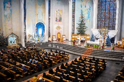 „Nasza wdzięczność jest szczególna wobec osób konsekrowanych za ich czytelne świadectwo wiary i za to, że żyjąc wiarą na co dzień ukazują chrystusowy styl życia” – mówił biskup Jan Wątroba podczas Mszy św. w katedrze rzeszowskiej w święto Ofiarowania Pańskiego. W Eucharystii, z okazji swojego święta patronalnego, uczestniczyły osoby konsekrowane posługujące w diecezji rzeszowskiej.
Mszy św. w katedrze rzeszowskiej przewodniczył bp Jan Wątroba, który modlił się w intencji osób konsekrowanych, przeżywających w święto Ofiarowania Pańskiego (02.02.) swoje święto patronalne. Eucharystię koncelebrował ks. Stanisław Kamiński, wikariusz biskupi ds. zakonnych, a także 9 kapłanów.
Na początku Mszy św. ks. Stanisław Kamiński powitał zebranych i wprowadził w przeżywaną liturgię. Następnie odbył się obrzęd błogosławieństwa świec i procesja z dolnego kościoła do głównej części katedry rzeszowskiej
Homilię wygłosił bp Jan Wątroba, który w pierwszej części, odnosząc się do przeżywanego święta, nawiązał do postawy Matki Najświętszej i św. Józefa. „Maryja uczy nas, że wierność Bogu oznacza wypełnianie prawa Bożego. Ona wypełniła wszystko bez wyjątku. Choć sama nie potrzebowała oczyszczenia, pozostała jednak posłuszna prawu. Skromna, prosta, uboga kobieta, poddana Bogu. W postawie Maryi i Józefa można dostrzec piękną lekcję dla rodziców i wychowawców. Rodzice powinni przedstawiać, czyli zawierzać swoje dzieci Panu Bogu. To jest gest wdzięczności wobec Stwórcy, a także znak wielkiej pokory wobec niełatwej misji rodzicielskiej i wychowawczej. Pełny rozwój człowieka dokonuje się dzięki Bożej łasce, a rodzice powinni się czuć narzędziem Bożej łaski, dlatego powinni często błogosławić swoje dzieci, modlić się za nie i z nimi oraz wciąż na nowo zawierzać je Panu Bogu” – mówił bp Wątroba.
Biskup Rzeszowski odnosząc się do obchodzonego Dnia życia konsekrowanego powiedział: „Trzy elementy wspólnoty: słowo, wierność i otwarcie na Ducha Świętego stanowią istotę życia każdej osoby konsekrowanej. Rozważać słowo Boże, trwać wiernie na modlitwie i być otwartym na to, co Duch Święty chce nam powiedzieć, to wypełnić powołanie do życia konsekrowanego, a jednocześnie wyznać wiarę w Kościół Chrystusowy. Nasza wdzięczność jest szczególna wobec osób konsekrowanych za ich czytelne świadectwo wiary i za to, że żyjąc wiarą na co dzień ukazują chrystusowy styl życia. Towarzyszą nam przez swoją pełną zatroskania miłosierną obecność, ale także przez milczącą obecność przepełnioną modlitwą w intencjach Kościoła, świata, a także poszczególnych osób i wspólnot”.
Po homilii osoby konsekrowane zgromadzone w katedrze odnowiły swoje przyrzeczenia.
Na zakończenie liturgii s. Agata Jakieła CSFN, referentka diecezjalna ds. życia konsekrowanego, podziękowała bp. Janowi Wątrobie za przewodniczenie liturgii i modlitwę w intencji osób życia konsekrowanego.
W Eucharystii w rzeszowskiej katedrze uczestniczyło prawie 100 osób życia konsekrowanego, a pośród nich ojcowie i bracia zakonni, siostry zakonne, wdowy i dziewice konsekrowane oraz członkowie instytutów świeckich. Śpiewy podczas liturgii wykonała Katedralna Schola Liturgiczna pod dyrekcją ks. Juliana Wybrańca, a przy organach zasiadł katedralny organista – Wiesław Siewierski. 

fot. Jola Warchoł