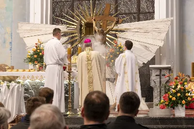 16 kwietnia 2022 r. bp Jan Wątroba przewodniczył liturgii Wigilii Paschalnej w naszej Katedrze. Podczas Mszy Świętej trzy osoby: Justyna, Anna i Nikola przyjęły sakrament chrztu, bierzmowania i Eucharystii.
fot. Joanna Prasoł