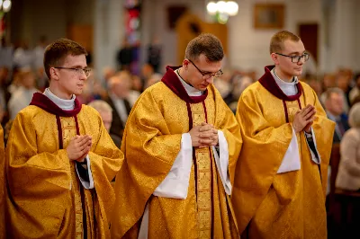 „Na swoje życie i swoje kapłaństwo trzeba popatrzeć w świetle Bożej miłości. Inaczej go nie pojmiemy ani my, ani ci, którzy będą na nas patrzeć” – mówił bp Jan Wątroba podczas Mszy św. z udzieleniem święceń prezbiteratu. 4 czerwca 2022 r. w kościele katedralnym jedenastu diakonów diecezji rzeszowskiej przyjęło sakrament kapłaństwa.
Do grona neoprezbiterów diecezji rzeszowskiej należą: ks. Sebastian Bełz z parafii w Nienadówce, ks. Krzysztof Lampart z parafii w Rudnej Wielkiej, ks. Mateusz Łachmanek z parafii w Lipinkach, ks. Karol Migut z parafii w Jasionce, ks. Marcin Murawski z parafii katedralnej w Rzeszowie, ks. Adrian Pazdan z parafii w Zagorzycach, ks. Tomasz Sienicki z parafii w Bieździedzy, ks. Dominik Świeboda z parafii w Palikówce, ks. Piotr Wąsacz z parafii bł. Władysława Findysza w Rzeszowie, ks. Mateusz Wojtuń z parafii w Święcanach oraz ks. Wiktor Zoła z parafii w Cieklinie.
Mszy św. przewodniczył i święceń udzielił bp Jan Wątroba. Eucharystię koncelebrowało około osiemdziesięciu księży, m.in: przełożeni Wyższego Seminarium Duchownego w Rzeszowie oraz proboszczowie i wikariusze z parafii rodzinnych neoprezbiterów. W Mszy św. uczestniczył abp Edward Nowak, bp Kazimierz Górny i bp Edward Białogłowski.
Zebranych w kościele katedralnym powitał ks. Krzysztof Gołąbek, proboszcz parafii.
W homilii bp Jan Wątroba nawiązał do słów z Ewangelii według św. Jana w których Chrystus tłumaczy co to znaczy być dobrym pasterzem. „Być kapłanem w Kościele Chrystusowym to znaczy mieć udział w Jego pasterskiej misji i stale upodabniać się do Dobrego Pasterza, który zna owce, karmi je, broni i jest gotów oddać życie dla ich dobra” – mówił hierarcha.
Po homilii odbył się obrzędy święceń: przyrzeczenie czci i posłuszeństwa Biskupowi Ordynariuszowi, Litania do Wszystkich Świętych podczas której kandydaci leżeli krzyżem, nałożenie rąk, modlitwa święceń oraz namaszczenie rąk krzyżmem i wręczenie chleba i wina. Podczas Liturgii Eucharystycznej nowo wyświęceni po raz pierwszy wyciągnęli dłonie nad chlebem i winem wypowiadając słowa konsekracji.
Na zakończenie Mszy św. ks. Tomasz Sienicki, podziękował w imieniu nowo wyświęconych wszystkim, którzy przyczynili się do przygotowania ich do kapłaństwa. Słowa wdzięczności, m.in. przełożonym Wyższego Seminarium Duchownego w Rzeszowie i rodzicom neoprezbiterów, wypowiedział bp Jan Wątroba. 
W drodze do zakrystii neoprezbiterzy zatrzymali się przy figurze Matki Bożej Fatimskiej zawierzając swoje kapłaństwo Matce Bożej.
W niedzielę, 5 czerwca, w Uroczystość Zesłania Ducha Świętego, neoprezbiterzy będą sprawować w swoich rodzinnych parafiach uroczyste Msze św. prymicyjne, a w najbliższych tygodniach otrzymają skierowania do parafii.

Fot. ks. Jakub Nagi oraz biala-wrona.pl
