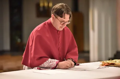 W Katedrze Rzeszowskiej podczas I Nieszporów Uroczystości św. Józefa Oblubieńca NMP odbył się obrzęd instalacji nowych kanoników Kapituły Katedralnej w Rzeszowie. Liturgii Nieszporów przewodniczył ks. Krzysztof Gołąbek, proboszcz Katedry i prepozyt Kapituły Katedralnej, który wygłosił również homilię. Uroczystości rozpoczęły się od odczytania przez ks. Gołąbka dekretu bp. Jana Wątroby o włączeniu nowych członków do grona Kapituły. Następnie nowi kanonicy złożyli wyznanie wiary oraz przysięgę wierności przy obejmowaniu urzędu wykonywanego w imieniu Kościoła.

Do grona kanoników katedralnych dołączyli: ks. dr Paweł Synoś – Wikariusz Biskupi do spraw duchowieństwa diecezjalnego, ks. Prałat dr Piotr Tarnawski – Sekretariat Stanu Stolicy Apostolskiej, ks. dr Marek Story – Dykasteria Nauki Wiary w Watykanie, ks. dr Stanisław Kamiński – Wikariusz Biskupi do spraw życia konsekrowanego, proboszcz Parafii św. Józefa w Głogowie Małopolskim, ks. kanonik Stanisław Jamiński – proboszcz Parafii NNMP w Rzeszowie – Staroniwa, ks. kanonik Tadeusz Pindara – proboszcz Parafii Matki Bożej Częstochowskiej w Rzeszowie, ks. dr Przemysław Drąg – proboszcz Parafii pw. Trójcy Przenajświętszej w Głogowie Małopolskim.

W diecezji rzeszowskiej istnieje kapituła katedralna i cztery kapituły kolegiackie: biecka, jasielska, kolbuszowska i strzyżowska. Historycznie kanonicy byli księżmi stanowiącymi grupę skupioną wokół biskupa miejsca, których zadaniem było pomaganie mu w zarządzaniu lokalnym Kościołem. Obowiązani byli określoną regułą, czyli kanonem praw, stąd właśnie pochodzi nazwa kanonik.

Poszczególne kapituły mają swoje charakterystyczne stroje, którymi wyróżniają się od pozostałych duchownych. Strojem kanoników kapitulnych jest sutanna z obszywkami i guzikami koloru fioletowego, pas fioletowy, następnie rokieta, mucet (fioletowa pelerynka) lub mantolet oraz łańcuch z dystynktorium. Fot. ks. Jakub Oczkowicz