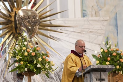 W piątek (11 czerwca) obchodziliśmy Uroczystość Najświętszego Serca Pana Jezusa - nasz odpust parafialny. Dziękujemy za tak liczny udział! Kazania odpustowe wygłosił ks. dziekan Krzysztof Szopa, proboszcz parafii Osobnica, były wikariusz naszej parafii. O godz. 18.00 uroczystej Mszy Świętej przewodniczył bp Jan Ozgi z Kamerunu (wikariusz katedralny w latach 1981-1985). Podczas Mszy Świętej zaśpiewał Katedralny Chór Chłopięco-Męski Pueri Cantores Resovienses i zagrała orkiestra dęta.  fot. Joanna Prasoł