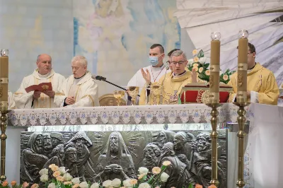 W kościele katedralnym w Rzeszowie bp Jan Wątroba przewodniczył Mszy św., która zainaugurowała fazę diecezjalną ogólnokościelnego synodu biskupów, który przebiega pod hasłem “W stronę Kościoła synodalnego. Komunia. Uczestnictwo. Misja”. W Eucharystii uczestniczył również bp Kazimierz Górny, kapłani odpowiedzialni za poszczególne duszpasterstwa w diecezji, siostry zakonne i świeccy.  Przed rozpoczęciem Eucharystii, ks. dr Rafał Flak, który jest dyrektorem wydziału duszpasterskiego, a także diecezjalnym koordynatorem synodu, wyjaśnił wiernym zebranym w katedrze czym jest rozpoczęty synod i jaka jest jego problematyka oraz jakie są oczekiwania Ojca Świętego, który zainicjował to wydarzenie.  “Synod jest synodem o tym, jaki teraz jest Kościół, jak bardzo jest prawdziwą wspólnotą i co możemy zrobić, żeby bardziej spełniał swoją misję. Synod ma tworzyć przestrzeń do wspólnej modlitwy i rozmowy oraz skłonić do zastanowienia się, jak wygląda nasze “podążanie razem”, bo to jest znaczenie terminu “synod”. Co jest w nim wyjątkowe? Że nie jest synodem wyłącznie biskupów, ale wszystkich wiernych” – podkreślał ks. Flak .  Powołując się na “Vademecum synodu o synodalności”, ks. Rafał Flak mówił, że na etapie diecezjalnym synodu konieczne jest doprowadzenie do spotkania na linii duchowni-świeccy, by nawzajem wypowiedzieć konstruktywne uwagi o Kościele dzisiaj. “Vademecum mówi także o tym, opisując dziewięć pułapek, w które można wpaść, organizując synodalne rozmowy. To na przykład słuchanie tylko tych, którzy już są zaangażowani w działalność Kościoła, skupianie się na sobie i na naglących troskach, dostrzeganie tylko “problemów” albo patrzenie na synodalność jak na “korporacyjne ćwiczenie strategiczne”, nie jak na proces duchowy, któremu przewodzi Duch Święty”.  W homilii bp Jan Wątroba powiedział, że synod jest “pójściem wspólną drogą”, na której znajdują się wierni tworzący Kościół i Chrystus będący centrum Kościoła. “Synod towarzyszy Kościołowi od samego początku istnienia, dlatego nie jest czymś nowym. To w taki wspólnotowy sposób, poprzez słuchanie Ducha Świętego, Kościół przez wieki był konfrontowany z różnymi wydarzeniami, zagrożeniami i wyzwaniami i w ten sposób je podejmował, rozwiązywał i podejmował ważne decyzje oraz dokonywał wyboru. Zawsze działo się to i dzieje dzisiaj przy wzywaniu Ducha Świętego i słuchaniu Go” – mówił bp Wątroba.  Biskup Rzeszowski podkreślał również, że Ojciec Święty Franciszek zaprosił cały Kościół, cały lud Boży, czyli wszystkich ochrzczonych niezależnie w jakim żyją stanie, środowisku, bez względu na to jaki jest poziom ich życia moralnego, jakie jest ich aktualne zaangażowanie w życie Kościoła. Wszyscy na mocy chrztu świętego są odpowiedzialni za Kościół, za jego kształt, misję, owocność jego działania oraz za to, na ile Kościół jest tym i taki jakim go chciał mieć Jezus. Wszyscy zatem jesteśmy odpowiedzialni za to, na ile nasz Kościół jest “jakby sakramentem zbawienia”, czyli “widzialnym znakiem, niewidzialnej łaski”. Więc każdy jest zaproszony do udziału w synodzie, którego kluczem oprócz słowa “droga”, jest “spotkanie”, “słuchanie”, “rozeznawanie” – wyjaśniał bp Wątroba.  Na zakończenie homilii bp Jan Wątroba zaprosił wszystkich obecnych w katedrze, a także słuchaczy Katolickiego Radia VIA do włączenia się w modlitwę za synod i o dobre jego owoce.   fot. Małgorzata Ryndak