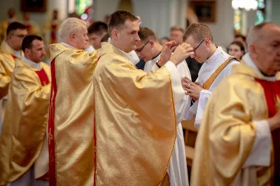 „Na swoje życie i swoje kapłaństwo trzeba popatrzeć w świetle Bożej miłości. Inaczej go nie pojmiemy ani my, ani ci, którzy będą na nas patrzeć” – mówił bp Jan Wątroba podczas Mszy św. z udzieleniem święceń prezbiteratu. 4 czerwca 2022 r. w kościele katedralnym jedenastu diakonów diecezji rzeszowskiej przyjęło sakrament kapłaństwa.
Do grona neoprezbiterów diecezji rzeszowskiej należą: ks. Sebastian Bełz z parafii w Nienadówce, ks. Krzysztof Lampart z parafii w Rudnej Wielkiej, ks. Mateusz Łachmanek z parafii w Lipinkach, ks. Karol Migut z parafii w Jasionce, ks. Marcin Murawski z parafii katedralnej w Rzeszowie, ks. Adrian Pazdan z parafii w Zagorzycach, ks. Tomasz Sienicki z parafii w Bieździedzy, ks. Dominik Świeboda z parafii w Palikówce, ks. Piotr Wąsacz z parafii bł. Władysława Findysza w Rzeszowie, ks. Mateusz Wojtuń z parafii w Święcanach oraz ks. Wiktor Zoła z parafii w Cieklinie.
Mszy św. przewodniczył i święceń udzielił bp Jan Wątroba. Eucharystię koncelebrowało około osiemdziesięciu księży, m.in: przełożeni Wyższego Seminarium Duchownego w Rzeszowie oraz proboszczowie i wikariusze z parafii rodzinnych neoprezbiterów. W Mszy św. uczestniczył abp Edward Nowak, bp Kazimierz Górny i bp Edward Białogłowski.
Zebranych w kościele katedralnym powitał ks. Krzysztof Gołąbek, proboszcz parafii.
W homilii bp Jan Wątroba nawiązał do słów z Ewangelii według św. Jana w których Chrystus tłumaczy co to znaczy być dobrym pasterzem. „Być kapłanem w Kościele Chrystusowym to znaczy mieć udział w Jego pasterskiej misji i stale upodabniać się do Dobrego Pasterza, który zna owce, karmi je, broni i jest gotów oddać życie dla ich dobra” – mówił hierarcha.
Po homilii odbył się obrzędy święceń: przyrzeczenie czci i posłuszeństwa Biskupowi Ordynariuszowi, Litania do Wszystkich Świętych podczas której kandydaci leżeli krzyżem, nałożenie rąk, modlitwa święceń oraz namaszczenie rąk krzyżmem i wręczenie chleba i wina. Podczas Liturgii Eucharystycznej nowo wyświęceni po raz pierwszy wyciągnęli dłonie nad chlebem i winem wypowiadając słowa konsekracji.
Na zakończenie Mszy św. ks. Tomasz Sienicki, podziękował w imieniu nowo wyświęconych wszystkim, którzy przyczynili się do przygotowania ich do kapłaństwa. Słowa wdzięczności, m.in. przełożonym Wyższego Seminarium Duchownego w Rzeszowie i rodzicom neoprezbiterów, wypowiedział bp Jan Wątroba. 
W drodze do zakrystii neoprezbiterzy zatrzymali się przy figurze Matki Bożej Fatimskiej zawierzając swoje kapłaństwo Matce Bożej.
W niedzielę, 5 czerwca, w Uroczystość Zesłania Ducha Świętego, neoprezbiterzy będą sprawować w swoich rodzinnych parafiach uroczyste Msze św. prymicyjne, a w najbliższych tygodniach otrzymają skierowania do parafii.

Fot. ks. Jakub Nagi oraz biala-wrona.pl
