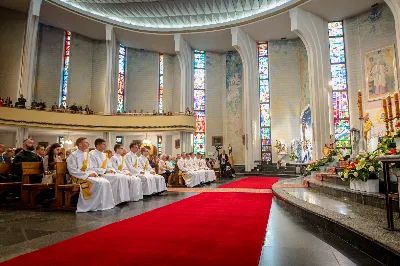 „Na swoje życie i swoje kapłaństwo trzeba popatrzeć w świetle Bożej miłości. Inaczej go nie pojmiemy ani my, ani ci, którzy będą na nas patrzeć” – mówił bp Jan Wątroba podczas Mszy św. z udzieleniem święceń prezbiteratu. 4 czerwca 2022 r. w kościele katedralnym jedenastu diakonów diecezji rzeszowskiej przyjęło sakrament kapłaństwa.
Do grona neoprezbiterów diecezji rzeszowskiej należą: ks. Sebastian Bełz z parafii w Nienadówce, ks. Krzysztof Lampart z parafii w Rudnej Wielkiej, ks. Mateusz Łachmanek z parafii w Lipinkach, ks. Karol Migut z parafii w Jasionce, ks. Marcin Murawski z parafii katedralnej w Rzeszowie, ks. Adrian Pazdan z parafii w Zagorzycach, ks. Tomasz Sienicki z parafii w Bieździedzy, ks. Dominik Świeboda z parafii w Palikówce, ks. Piotr Wąsacz z parafii bł. Władysława Findysza w Rzeszowie, ks. Mateusz Wojtuń z parafii w Święcanach oraz ks. Wiktor Zoła z parafii w Cieklinie.
Mszy św. przewodniczył i święceń udzielił bp Jan Wątroba. Eucharystię koncelebrowało około osiemdziesięciu księży, m.in: przełożeni Wyższego Seminarium Duchownego w Rzeszowie oraz proboszczowie i wikariusze z parafii rodzinnych neoprezbiterów. W Mszy św. uczestniczył abp Edward Nowak, bp Kazimierz Górny i bp Edward Białogłowski.
Zebranych w kościele katedralnym powitał ks. Krzysztof Gołąbek, proboszcz parafii.
W homilii bp Jan Wątroba nawiązał do słów z Ewangelii według św. Jana w których Chrystus tłumaczy co to znaczy być dobrym pasterzem. „Być kapłanem w Kościele Chrystusowym to znaczy mieć udział w Jego pasterskiej misji i stale upodabniać się do Dobrego Pasterza, który zna owce, karmi je, broni i jest gotów oddać życie dla ich dobra” – mówił hierarcha.
Po homilii odbył się obrzędy święceń: przyrzeczenie czci i posłuszeństwa Biskupowi Ordynariuszowi, Litania do Wszystkich Świętych podczas której kandydaci leżeli krzyżem, nałożenie rąk, modlitwa święceń oraz namaszczenie rąk krzyżmem i wręczenie chleba i wina. Podczas Liturgii Eucharystycznej nowo wyświęceni po raz pierwszy wyciągnęli dłonie nad chlebem i winem wypowiadając słowa konsekracji.
Na zakończenie Mszy św. ks. Tomasz Sienicki, podziękował w imieniu nowo wyświęconych wszystkim, którzy przyczynili się do przygotowania ich do kapłaństwa. Słowa wdzięczności, m.in. przełożonym Wyższego Seminarium Duchownego w Rzeszowie i rodzicom neoprezbiterów, wypowiedział bp Jan Wątroba. 
W drodze do zakrystii neoprezbiterzy zatrzymali się przy figurze Matki Bożej Fatimskiej zawierzając swoje kapłaństwo Matce Bożej.
W niedzielę, 5 czerwca, w Uroczystość Zesłania Ducha Świętego, neoprezbiterzy będą sprawować w swoich rodzinnych parafiach uroczyste Msze św. prymicyjne, a w najbliższych tygodniach otrzymają skierowania do parafii.

Fot. ks. Jakub Nagi oraz biala-wrona.pl
