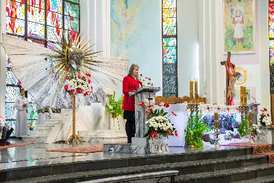 Uroczystość Chrystusa Króla to także święto Akcji Katolickiej i KSM-u. Centralnej uroczystości w Katedrze przewodniczył biskup diecezjalny Jan Wątroba. Eucharystię koncelebrowało 25 księży, wśród nich ks. Stanisław Potera – asystent diecezjalny AK i ks. Tomasz Ryczek – asystent diecezjalny KSM. Po wyznaniu wiary 88 młodych osób złożyło przyrzeczenie Katolickiego Stowarzyszenia Młodzieży. Obrzęd przyrzeczenia prowadził Paweł Grodzki – prezes KSM Diecezji Rzeszowskiej. Ceremonia zakończyła się odśpiewaniem hymnu KSM i zawołaniem: „Przez cnotę, naukę i pracę, służyć Bogu i Ojczyźnie, Gotów!”

Po Komunii św. bp Jan Wątroba, razem z ks. Stanisławem Poterą, wręczył nominacje 20 nowym prezesom oddziałów parafialnych Akcji Katolickiej. Krótkie przemówienia wypowiedzieli kolejno: Jeremi Kalkowski – prezes Zarządu Diecezjalnego Instytutu AK i Paweł Grodzki.

Po Komunii św. wszyscy zebrani uklękli przed Najświętszym Sakramentem. Biskup Ordynariusz odczytał Jubileuszowy Akt Przyjęcia Jezusa Chrystusa za Króla i Pana.

Po Mszy św. bp Jan Wątroba wręczył odznaki i legitymacje nowym członkom KSM.

fot. Fotografiarzeszow