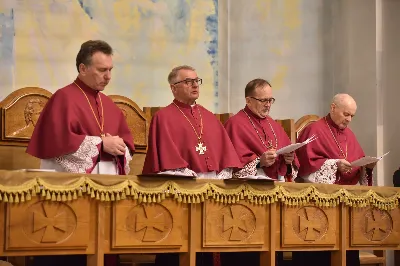 W Katedrze Rzeszowskiej podczas I Nieszporów Uroczystości św. Józefa Oblubieńca NMP odbył się obrzęd instalacji nowych kanoników Kapituły Katedralnej w Rzeszowie. Liturgii Nieszporów przewodniczył ks. Krzysztof Gołąbek, proboszcz Katedry i prepozyt Kapituły Katedralnej, który wygłosił również homilię. Uroczystości rozpoczęły się od odczytania przez ks. Gołąbka dekretu bp. Jana Wątroby o włączeniu nowych członków do grona Kapituły. Następnie nowi kanonicy złożyli wyznanie wiary oraz przysięgę wierności przy obejmowaniu urzędu wykonywanego w imieniu Kościoła.

Do grona kanoników katedralnych dołączyli: ks. dr Paweł Synoś – Wikariusz Biskupi do spraw duchowieństwa diecezjalnego, ks. Prałat dr Piotr Tarnawski – Sekretariat Stanu Stolicy Apostolskiej, ks. dr Marek Story – Dykasteria Nauki Wiary w Watykanie, ks. dr Stanisław Kamiński – Wikariusz Biskupi do spraw życia konsekrowanego, proboszcz Parafii św. Józefa w Głogowie Małopolskim, ks. kanonik Stanisław Jamiński – proboszcz Parafii NNMP w Rzeszowie – Staroniwa, ks. kanonik Tadeusz Pindara – proboszcz Parafii Matki Bożej Częstochowskiej w Rzeszowie, ks. dr Przemysław Drąg – proboszcz Parafii pw. Trójcy Przenajświętszej w Głogowie Małopolskim.

W diecezji rzeszowskiej istnieje kapituła katedralna i cztery kapituły kolegiackie: biecka, jasielska, kolbuszowska i strzyżowska. Historycznie kanonicy byli księżmi stanowiącymi grupę skupioną wokół biskupa miejsca, których zadaniem było pomaganie mu w zarządzaniu lokalnym Kościołem. Obowiązani byli określoną regułą, czyli kanonem praw, stąd właśnie pochodzi nazwa kanonik.

Poszczególne kapituły mają swoje charakterystyczne stroje, którymi wyróżniają się od pozostałych duchownych. Strojem kanoników kapitulnych jest sutanna z obszywkami i guzikami koloru fioletowego, pas fioletowy, następnie rokieta, mucet (fioletowa pelerynka) lub mantolet oraz łańcuch z dystynktorium. Fot. ks. Jakub Oczkowicz