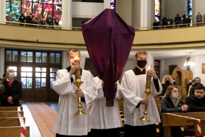 W Wielki Piątek, 2 kwietnia 2021 r., bp Jan Wątroba przewodniczył Liturgii Męki Pańskiej w naszej Katedrze. Znaczna część uczestników nabożeństwa, w związku z przepisami w stanie epidemii, stała na placu przed kościołem.  W ramach Liturgii Słowa wikariusze parafii katedralnej: ks. Marcin Pater i ks. Julian Wybraniec oraz kleryk Krzysztof Lampart zaśpiewali opis Męki Pańskiej wg św. Jana z towarzyszeniem chóru Wyższego Seminarium Duchownego w Rzeszowie pod dyrekcją ks. Andrzeja Widaka. Homilię wygłosił bp Jan Wątroba.  Po homilii odmówiono uroczystą modlitwę wiernych z dodatkowym wezwaniem za udręczonych w okresie epidemii, zatwierdzonym przez Stolicę Apostolską: „Módlmy się za wszystkich udręczonych trwającą epidemią, aby nasz Bóg i Pan przywrócił chorym zdrowie, dał siły tym, którzy się nimi opiekują, pocieszył płaczące rodziny, a zmarłym dał pełnię odkupienia”.  Centralnym wydarzeniem liturgii była adoracja krzyża, który aż do Wigilii Paschalnej jest najważniejszym punktem w kościele. Następnie przyniesiono z ciemnicy Najświętszy Sakrament i odbył się obrzęd Komunii św.  Ostatnią częścią liturgii była procesja do Grobu Pańskiego, który, podobnie jak ciemnica, znajduje się w dolnym kościele katedry. Na specjalnym podwyższeniu z drewnianych skrzynek umieszczono Najświętszy Sakrament w monstrancji okrytej białym przejrzystym welonem – symbolem całunu, w który owinięto ciało zmarłego Chrystusa.  fot. Joanna Prasoł