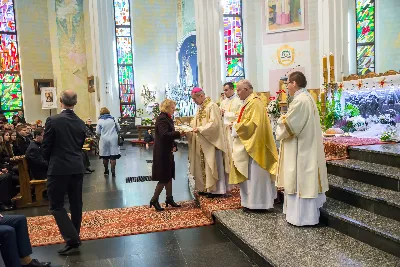 Uroczystość Chrystusa Króla to także święto Akcji Katolickiej i KSM-u. Centralnej uroczystości w Katedrze przewodniczył biskup diecezjalny Jan Wątroba. Eucharystię koncelebrowało 25 księży, wśród nich ks. Stanisław Potera – asystent diecezjalny AK i ks. Tomasz Ryczek – asystent diecezjalny KSM. Po wyznaniu wiary 88 młodych osób złożyło przyrzeczenie Katolickiego Stowarzyszenia Młodzieży. Obrzęd przyrzeczenia prowadził Paweł Grodzki – prezes KSM Diecezji Rzeszowskiej. Ceremonia zakończyła się odśpiewaniem hymnu KSM i zawołaniem: „Przez cnotę, naukę i pracę, służyć Bogu i Ojczyźnie, Gotów!”

Po Komunii św. bp Jan Wątroba, razem z ks. Stanisławem Poterą, wręczył nominacje 20 nowym prezesom oddziałów parafialnych Akcji Katolickiej. Krótkie przemówienia wypowiedzieli kolejno: Jeremi Kalkowski – prezes Zarządu Diecezjalnego Instytutu AK i Paweł Grodzki.

Po Komunii św. wszyscy zebrani uklękli przed Najświętszym Sakramentem. Biskup Ordynariusz odczytał Jubileuszowy Akt Przyjęcia Jezusa Chrystusa za Króla i Pana.

Po Mszy św. bp Jan Wątroba wręczył odznaki i legitymacje nowym członkom KSM.

fot. Fotografiarzeszow