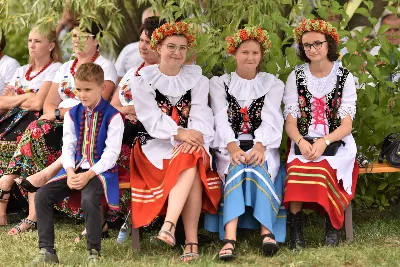 „Wierność ideałom jest gwarantem tego, że nie pogubimy się życiowo, nie skompromitujemy się i w naszym polskim domu będziemy gospodarzami, a nie najemnikami” – mówił podczas Dożynek Diecezjalnych bp Edward Białogłowski. 28 sierpnia 2022 r. do Parku Papieskiego w Rzeszowie przyjechało ponad 60 delegacji z wieńcami.

Do Parku Papieskiego w Rzeszowie przyjechało ponad 60 delegacji z parafii diecezji rzeszowskiej z wieńcami żniwnymi. Tegoroczną obsługę dożynek, w tym przygotowanie liturgii, zapewnili wierni i duszpasterze z Diecezjalnego Sanktuarium św. Józefa w Rzeszowie i dekanatu Rzeszów Północ. Przed Mszą św. odbył się program słowno-muzyczny w wykonaniu Diakonii Muzycznej z parafii św. Józefa w Rzeszowie.

Przed rozpoczęciem Mszy św. ks. Jerzy Uchman, diecezjalny duszpasterz rolników, przywitał przybyłych do Rzeszowa rolników, ogrodników, sadowników i pszczelarzy, wśród nich starostów dożynek: Aleksandrę i Bartłomieja Kędziorów z parafii pw. św. Józefa w Rzeszowie, a także obecnych na Mszy św. parlamentarzystów, władze państwowe i samorządowe, służby mundurowe oraz poczty sztandarowe.

Eucharystii przewodniczył bp Kazimierz Górny. W koncelebrze uczestniczył bp Edward Białogłowski, ks. infułat Wiesław Szurek oraz blisko dwudziestu księży.

Homilię wygłosił bp Edward Białogłowski.

„Dziękujemy Bogu za rolników, którzy mimo różnych trudności i przeciwności, które dotykają polską wieś, trwają przy rodzinnych gospodarstwach. Pochylają się nad rolą, która wydaje chleb i różne rośliny, warzywa, owoce i kwiaty. Dziękujemy wam, gospodynie i gospodarze, starsi i młodzi, za troskę i bezpieczeństwo żywnościowe naszego kraju oraz za zapasy żywnościowe, które są sprzedawane do innych krajów, a także wspomagają naszych sąsiadów borykających się, czy uciekających ze swojego kraju przed wojną do naszej ojczyzny, aby znaleźć tutaj bezpieczny kąt” – mówił bp Edward Białogłowski.

Biskup Białogłowski kierując do zebranych słowa zachęty pytał:

„Czy wasze domu rozbrzmiewają codzienną modlitwą dziękczynną i błagalną? Czy niedziela dla waszych domowników jest dniem świętym, z udziałem we Mszy św., z rodzinnym posiłkiem, z rozmową o waszej rodzinie, o jej troskach i radościach, o gospodarstwie, jego przyszłości i o przyszłości naszej ojczyzny? Zapalajcie ducha młodego pokolenia do życia ideałami: Bóg, honor, ojczyzna (…) Wierność ideałom jest gwarantem tego, że nie pogubimy się życiowo, nie skompromitujemy się i w naszym polskim domu będziemy gospodarzami, a nie najemnikami” – mówił bp Białogłowski.

Po błogosławieństwie poszczególne delegacje zaprezentowały swoje wieńce.

ks. Jakub Nagi
fot. ks. Tomasz Nowak