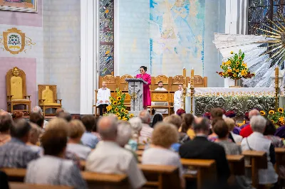 W środę 13 września przeżywaliśmy kolejne w tym roku Nabożeństwo Fatimskie. O godz. 18.40 zostały przedstawione prośby i podziękowania do Matki Bożej Fatimskiej, w intencji których sprawowana była także Msza Święta. Eucharystii przewodniczył i homilię wygłosił ks. Marek Kotwa – wikariusz parafii pw. Św. Michała Archanioła w Rzeszowie. Po Mszy Świętej wyruszyła procesja z figurą Matki Bożej, podczas której modlitwę różańcową prowadzili przedstawiciele parafii pw. Św. Jadwigi Królowej wraz ze swoimi duszpasterzami: ks. Tomaszem Gałuszką oraz ks. Łukaszem Mariuszycem, zaś figurę Matki Bożej nieśli przedstawiciele Bractwa św. Michała Archanioła, Rycerzy Kolumba oraz Związku Strzeleckiego "Strzelec". Modlitwę ubogaciła obecność Orkiestry Dętej pod dyrekcją Tadeusza Cielaka. Nabożeństwo zakończył Apel Jasnogórski. fot. Jola Warchoł