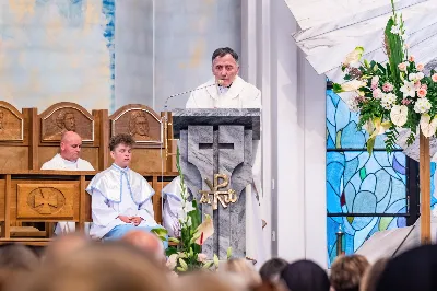 W niedzielę 13 sierpnia przeżywaliśmy kolejne w tym roku Nabożeństwo Fatimskie. O godz. 18.40 zostały przedstawione prośby i podziękowania do Matki Bożej Fatimskiej, w intencji których sprawowana była także Msza Święta. Eucharystii przewodniczył ks. Piotr Fortuna (proboszcz parafii Rzeszów-Matysówka), homilię zaś wygłosił ks. Jan Pyziak (proboszcz parafii Rzeszów-Matysówka w latach 1985-2018). Po Mszy Świętej wyruszyła procesja z figurą Matki Bożej, podczas której modlitwę różańcową prowadzili przedstawiciele parafii Rzeszów-Zalesie wraz ze swoim duszpasterzem ks. Łukaszem Jaskiem. Modlitwę ubogaciła obecność Orkiestry Dętej pod dyrekcją Tadeusza Cielaka. Nabożeństwo zakończył Apel Jasnogórski. fot. Joanna Prasoł