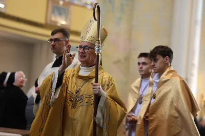 „Eucharystia powinna nas prowadzić do odkrycia kapłańskiej misji Ludu Bożego, kapłańskiej misji każdego z nas” – powiedział Biskup Rzeszowski podczas Mszy Wieczerzy Pańskiej, której przewodniczył w katedrze rzeszowskiej w Wielki Czwartek, 2 kwietnia 2026 r.
Podczas uroczystej liturgii Wielkiego Czwartku w katedrze rzeszowskiej, której przewodniczył bp Jan Wątroba, wierni zostali zaproszeni do refleksji nad tajemnicą Eucharystii, kapłaństwa oraz powołania całego Ludu Bożego do udziału w misji Chrystusa. Na zakończenie homilii biskup zachęcił do szczególnej modlitwy za kapłanów, zwłaszcza tych przeżywających trudności i kryzysy. „Panie Jezu, dobry pasterzu i towarzyszu wędrówki, dziś powierzamy Ci wszystkich kapłanów, ale zwłaszcza tych, którzy przechodzą chwilę kryzysu” – powiedział Biskup Rzeszowski. Wezwał także wspólnotę wiernych do troski o kapłanów poprzez modlitwę, życzliwość i wsparcie.
Wielkoczwartkowa liturgia w katedrze rzeszowskiej stała się nie tylko dziękczynieniem za dar Eucharystii i kapłaństwa, ale także wezwaniem do odnowienia świadomości odpowiedzialności każdego wiernego za życie Kościoła i świadectwo wiary w świecie. fot. ks. Jakub Oczkowicz