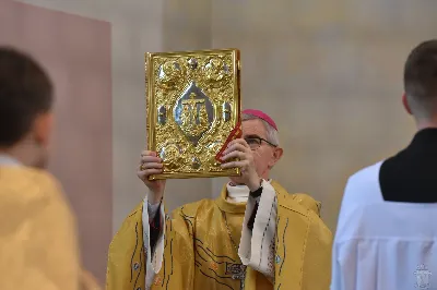 18 maja 2025 r., w katedrze rzeszowskiej celebrowano Eucharystię z okazji 25. rocznicy przyjęcia sakry biskupiej przez bp. Jana Wątrobę. Mszy św. przewodniczył Biskup Rzeszowski, zaś w koncelebrze wzięli udział: abp Józef Michalik, abp Adam Szal, bp Edward Białogłowski, bp Kazimierz Górny, bp Stanisław Jamrozek, bp Marian Rojek, bp Jan Śrutwa oraz kilkudziesięciu kapłanów. W Eucharystii uczestniczyły liczne delegacje osób życia konsekrowanego, przedstawiciele instytucji, fundacji i stowarzyszeń kościelnych. W katedrze rzeszowskiej obecni byli również parlamentarzyści sejmu i senatu, władze wojewódzkie, samorządowe, władze Rzeszowa, rektorzy wyższych uczelni, dyrektorzy instutucji regionalnych, kuratorium oświaty, a także szpitali. Homilię wygłosił bp Edward Białogłowski, biskup pomocniczy senior, który podkreślił, że świętowanie srebrnego jubileuszu Biskupa Rzeszowskiego wpisuje się w przeżywanie Roku Świętego, ale także kolejną rocznicę urodzin św. Jana Pawła II, rocznicę bitwy pod Monte Cassino, inaugurację pontyfikatu Ojca Świętego Leona XIV oraz rocznicę beatyfikacji Józef Sebastiana Pelczara. Na zakończenie liturgii Karolina i Dariusz Kosakowie z dziećmi, jako przedstawiciele diecezjan, przekazali życzenia Jubilatowi. W uroczystej liturgii wzięło udział kilkuset muzyków, chórzystów i członków orkiestr, którzy brali udział w projekcie „Podkarpacie śladami św. Jana Pawła II”. Przedsięwzięcie zostało zorganizowane przez Polski Związek Chórów i Orkiestr – Oddział w Rzeszowie. fot. ks. Jakub Oczkowicz