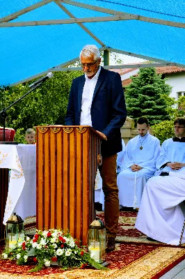 W czwartek w Uroczystość Najświętszego Ciała i Krwi Pańskiej (Boże Ciało) Msza Święta parafialna o godz. 12.00 była sprawowana na osiedlu Drabinianka na placu zieleni między ul. Graniczną i Zieloną. Dziękujemy parafianom za zaangażowanie i pomoc w przygotowaniu ołtarzy: - Ołtarz Mszy Świętej - Spółdzielnia Mieszkaniowa Metalowiec i mieszkańcy ul. Zielonej. - I ołtarz przy kapliczce Matki Bożej Fatimskiej – mieszkańcy bloku ul. Cicha 9. - II ołtarz przy Akademikach – mieszkańcy bloków ul. Cicha 3 i 7. - III ołtarz przed „Energetykiem” mieszkańcy bloku Kwiatkowskiego 5. - IV ołtarz obok bloków ul. Graniczna 4a i 4b – mieszkańcy tychże bloków.  fot. Andrzej Kotowicz