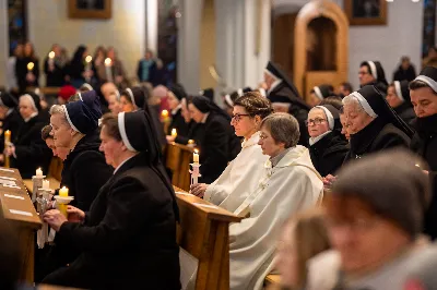 „Nasza wdzięczność jest szczególna wobec osób konsekrowanych za ich czytelne świadectwo wiary i za to, że żyjąc wiarą na co dzień ukazują chrystusowy styl życia” – mówił biskup Jan Wątroba podczas Mszy św. w katedrze rzeszowskiej w święto Ofiarowania Pańskiego. W Eucharystii, z okazji swojego święta patronalnego, uczestniczyły osoby konsekrowane posługujące w diecezji rzeszowskiej.
Mszy św. w katedrze rzeszowskiej przewodniczył bp Jan Wątroba, który modlił się w intencji osób konsekrowanych, przeżywających w święto Ofiarowania Pańskiego (02.02.) swoje święto patronalne. Eucharystię koncelebrował ks. Stanisław Kamiński, wikariusz biskupi ds. zakonnych, a także 9 kapłanów.
Na początku Mszy św. ks. Stanisław Kamiński powitał zebranych i wprowadził w przeżywaną liturgię. Następnie odbył się obrzęd błogosławieństwa świec i procesja z dolnego kościoła do głównej części katedry rzeszowskiej
Homilię wygłosił bp Jan Wątroba, który w pierwszej części, odnosząc się do przeżywanego święta, nawiązał do postawy Matki Najświętszej i św. Józefa. „Maryja uczy nas, że wierność Bogu oznacza wypełnianie prawa Bożego. Ona wypełniła wszystko bez wyjątku. Choć sama nie potrzebowała oczyszczenia, pozostała jednak posłuszna prawu. Skromna, prosta, uboga kobieta, poddana Bogu. W postawie Maryi i Józefa można dostrzec piękną lekcję dla rodziców i wychowawców. Rodzice powinni przedstawiać, czyli zawierzać swoje dzieci Panu Bogu. To jest gest wdzięczności wobec Stwórcy, a także znak wielkiej pokory wobec niełatwej misji rodzicielskiej i wychowawczej. Pełny rozwój człowieka dokonuje się dzięki Bożej łasce, a rodzice powinni się czuć narzędziem Bożej łaski, dlatego powinni często błogosławić swoje dzieci, modlić się za nie i z nimi oraz wciąż na nowo zawierzać je Panu Bogu” – mówił bp Wątroba.
Biskup Rzeszowski odnosząc się do obchodzonego Dnia życia konsekrowanego powiedział: „Trzy elementy wspólnoty: słowo, wierność i otwarcie na Ducha Świętego stanowią istotę życia każdej osoby konsekrowanej. Rozważać słowo Boże, trwać wiernie na modlitwie i być otwartym na to, co Duch Święty chce nam powiedzieć, to wypełnić powołanie do życia konsekrowanego, a jednocześnie wyznać wiarę w Kościół Chrystusowy. Nasza wdzięczność jest szczególna wobec osób konsekrowanych za ich czytelne świadectwo wiary i za to, że żyjąc wiarą na co dzień ukazują chrystusowy styl życia. Towarzyszą nam przez swoją pełną zatroskania miłosierną obecność, ale także przez milczącą obecność przepełnioną modlitwą w intencjach Kościoła, świata, a także poszczególnych osób i wspólnot”.
Po homilii osoby konsekrowane zgromadzone w katedrze odnowiły swoje przyrzeczenia.
Na zakończenie liturgii s. Agata Jakieła CSFN, referentka diecezjalna ds. życia konsekrowanego, podziękowała bp. Janowi Wątrobie za przewodniczenie liturgii i modlitwę w intencji osób życia konsekrowanego.
W Eucharystii w rzeszowskiej katedrze uczestniczyło prawie 100 osób życia konsekrowanego, a pośród nich ojcowie i bracia zakonni, siostry zakonne, wdowy i dziewice konsekrowane oraz członkowie instytutów świeckich. Śpiewy podczas liturgii wykonała Katedralna Schola Liturgiczna pod dyrekcją ks. Juliana Wybrańca, a przy organach zasiadł katedralny organista – Wiesław Siewierski. 

fot. Jola Warchoł