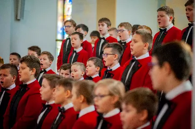 W Niedzielę Świętej Rodziny Mszy Świętej o godz. 12.00 przewodniczył bp Edward Białogłowski. Eucharystię uświetnił śpiewem kolęd Katedralny Chór Chłopięco-Męski Pueri Cantores Resovienses. fot. Paulina Lęcznar