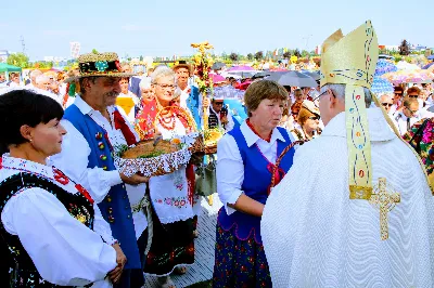 W niedzielę 25.08.2019 r. przy Katedrze Rzeszowskiej odbyły się Dożynki Diecezjalne. Do Parku Papieskiego przyjechało 73 delegacje z wieńcami dożynkowymi. fot. Andrzej Kotowicz