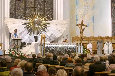 13 października 2020 roku przeżywaliśmy ostatnie w tym roku uroczyste Nabożeństwo Fatimskie. O godz. 18.40 zostały przedstawione prośby i podziękowania do Matki Bożej Fatimskiej, w intencji których sprawowana była Msza Święta o godz. 19.00. Po Mszy Świętej odbyła się procesja różańcowa, zakończona Apelem Jasnogórskim. Nabożeństwo poprowadził ks. dr Paweł Synoś – delegat biskupa ds. formacji stałej kapłanów Diecezji Rzeszowskiej, a szczególną intencją była modlitwa o powołania.