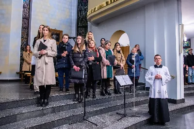 W Środę Popielcową (14 lutego) biskup Jan Wątroba odprawił w katedrze rzeszowskiej Mszę Świętą na rozpoczęcie Wielkiego Postu. Homilię wygłosił ks. dr Paweł Koleśnikowicz, który prowadzi rekolekcje wielkopostne w parafii katedralnej. Podczas Eucharystii odbył się obrzęd posypania głów popiołem. Śpiew podczas liturgii prowadziła Katedralna Schola Liturgiczna. Liturgia była transmitowana przez Radio VIA. fot. Joanna Prasoł