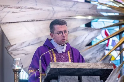 W IV Niedzielę Wielkiego Postu, podczas Mszy Świętej o godz. 12:00, ks. Krzysztof Gołąbek – proboszcz naszej Katedry, przyjął do grona Liturgicznej Służby Ołtarza dziesięciu nowych ministrantów! Po odpowiednim przygotowaniu, pod czujnym okiem ks. Pawła Wójcika oraz animatorów, chłopcy otrzymali stopień ministranta choralisty – po raz pierwszy założyli kołnierzyki i otrzymali legitymacje ministranckie. To wyjątkowy moment i ogromna radość dla naszej wspólnoty! 
Serdecznie gratulujemy chłopcom odwagi oraz życzymy wytrwałości w tej pięknej służbie przy Ołtarzu Pana Jezusa. 
Jeśli chcesz dołączyć do grona ministrantów – serdecznie zapraszamy! Zainteresowanych prosimy o kontakt z ks. Pawłem Wójcikiem.
 fot. Joanna Prasoł
