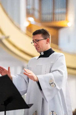 „Nasza wdzięczność jest szczególna wobec osób konsekrowanych za ich czytelne świadectwo wiary i za to, że żyjąc wiarą na co dzień ukazują chrystusowy styl życia” – mówił biskup Jan Wątroba podczas Mszy św. w katedrze rzeszowskiej w święto Ofiarowania Pańskiego. W Eucharystii, z okazji swojego święta patronalnego, uczestniczyły osoby konsekrowane posługujące w diecezji rzeszowskiej.
Mszy św. w katedrze rzeszowskiej przewodniczył bp Jan Wątroba, który modlił się w intencji osób konsekrowanych, przeżywających w święto Ofiarowania Pańskiego (02.02.) swoje święto patronalne. Eucharystię koncelebrował ks. Stanisław Kamiński, wikariusz biskupi ds. zakonnych, a także 9 kapłanów.
Na początku Mszy św. ks. Stanisław Kamiński powitał zebranych i wprowadził w przeżywaną liturgię. Następnie odbył się obrzęd błogosławieństwa świec i procesja z dolnego kościoła do głównej części katedry rzeszowskiej
Homilię wygłosił bp Jan Wątroba, który w pierwszej części, odnosząc się do przeżywanego święta, nawiązał do postawy Matki Najświętszej i św. Józefa. „Maryja uczy nas, że wierność Bogu oznacza wypełnianie prawa Bożego. Ona wypełniła wszystko bez wyjątku. Choć sama nie potrzebowała oczyszczenia, pozostała jednak posłuszna prawu. Skromna, prosta, uboga kobieta, poddana Bogu. W postawie Maryi i Józefa można dostrzec piękną lekcję dla rodziców i wychowawców. Rodzice powinni przedstawiać, czyli zawierzać swoje dzieci Panu Bogu. To jest gest wdzięczności wobec Stwórcy, a także znak wielkiej pokory wobec niełatwej misji rodzicielskiej i wychowawczej. Pełny rozwój człowieka dokonuje się dzięki Bożej łasce, a rodzice powinni się czuć narzędziem Bożej łaski, dlatego powinni często błogosławić swoje dzieci, modlić się za nie i z nimi oraz wciąż na nowo zawierzać je Panu Bogu” – mówił bp Wątroba.
Biskup Rzeszowski odnosząc się do obchodzonego Dnia życia konsekrowanego powiedział: „Trzy elementy wspólnoty: słowo, wierność i otwarcie na Ducha Świętego stanowią istotę życia każdej osoby konsekrowanej. Rozważać słowo Boże, trwać wiernie na modlitwie i być otwartym na to, co Duch Święty chce nam powiedzieć, to wypełnić powołanie do życia konsekrowanego, a jednocześnie wyznać wiarę w Kościół Chrystusowy. Nasza wdzięczność jest szczególna wobec osób konsekrowanych za ich czytelne świadectwo wiary i za to, że żyjąc wiarą na co dzień ukazują chrystusowy styl życia. Towarzyszą nam przez swoją pełną zatroskania miłosierną obecność, ale także przez milczącą obecność przepełnioną modlitwą w intencjach Kościoła, świata, a także poszczególnych osób i wspólnot”.
Po homilii osoby konsekrowane zgromadzone w katedrze odnowiły swoje przyrzeczenia.
Na zakończenie liturgii s. Agata Jakieła CSFN, referentka diecezjalna ds. życia konsekrowanego, podziękowała bp. Janowi Wątrobie za przewodniczenie liturgii i modlitwę w intencji osób życia konsekrowanego.
W Eucharystii w rzeszowskiej katedrze uczestniczyło prawie 100 osób życia konsekrowanego, a pośród nich ojcowie i bracia zakonni, siostry zakonne, wdowy i dziewice konsekrowane oraz członkowie instytutów świeckich. Śpiewy podczas liturgii wykonała Katedralna Schola Liturgiczna pod dyrekcją ks. Juliana Wybrańca, a przy organach zasiadł katedralny organista – Wiesław Siewierski. 

fot. Jola Warchoł