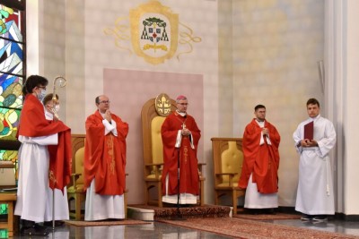 Mszą Świętą w naszej Katedrze rozpoczęły się XVI Mistrzostwa Polski Liturgicznej Służby Ołtarza w piłce nożnej o puchar „KnC”. W rozgrywkach 28 i 29 lipca 2021 r. weźmie udział 72 drużyny z 20 diecezji i 2 prowincji zakonnych. Zawody odbywają się ku pamięci śp. ks. Tomasza Blicharza.  Eucharystii przewodniczył bp Jan Wątroba. Mszę św. koncelebrowało ponad 40 księży – głównie opiekunowie drużyn sportowych z różnych diecezji. W Eucharystii uczestniczyła Stanisława Blicharz i Marcin Blicharz, mama i brat ks. Tomasz Blicharza, któremu dedykowany jest tegoroczny turniej (ks. Blicharz był przez wiele lat duszpasterzem Liturgicznej Służby Ołtarza Diecezji Rzeszowskiej, a także inicjatorem i głównym organizatorem poprzednich edycji mistrzostw LSO, które odbyły się w Rzeszowie w 2016 i 2018 r. Zmarł 17 października 2020 r. w wieku 39 lat). Po Mszy św. sportowcy z Liturgicznej Służby Ołtarza rozjechali się do czterech hal sportowych i na 8 Orlików na terenie Rzeszowa, Łąki, Trzebowniska i Tyczyna.  W zawodach uczestniczy 72 drużyny z 20 diecezji i 2 prowincji zakonnych w Polsce – jest to blisko 800 sportowców. Rywalizacja odbywa się w trzech kategoriach wiekowych: ministrant (roczniki urodzenia 2009-2013), lektor młodszy (2005-2008) i lektor starszy (2000-2004).  Diecezje rzeszowską reprezentują parafie: Gorlice (pw. Narodzenia NMP) i Rzeszów (pw. Bożego Ciała) w kategorii ministrant; Górno, Łowisko i Błażkowa w kategorii lektor młodszy oraz Zaczernie, Cmolas, Hermanowa, Rzeszów (pw. św. Mikołaja) i Tarnowiec w kategorii lektor starszy.  W poniedziałek, 28 czerwca zostaną rozegrane eliminacje. Drugi dzień zawodów również rozpocznie się Mszą św. w rzeszowskiej katedrze – Eucharystii będzie przewodniczył bp Edward Białogłowski. Ceremonię wręczenia nagród i zakończenia przewidziano na godz. 15.00 w Hali Sportowej Młodzieżowego Ośrodka Socjoterapii przy ul. Miłocińskiej w Rzeszowie.  Głównym organizatorem turnieju jest miesięcznik „KnC” – „Króluj nam Chryste”. Gospodarzami są: Diecezja Rzeszowska i Liturgiczna Służba Ołtarza Diecezji Rzeszowskiej.  Tekst i zdjęcia: ks. Tomasz Nowak 