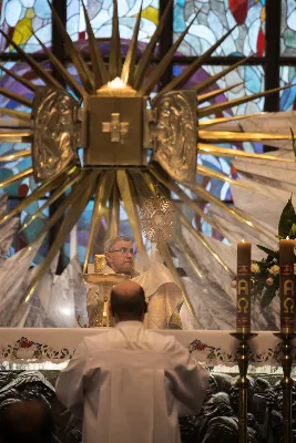 W poniedziałek 18 maja o godz. 18.00 w naszej Katedrze miało miejsce dziękczynienie w stulecie urodzin Karola Wojtyły – św. Jana Pawła II. W tym dniu dziękowaliśmy również i modliliśmy się w intencji naszych Księży Biskupów: Jana – z racji 20. rocznicy sakry biskupiej oraz Kazimierza – z racji 60. rocznicy święceń kapłańskich, a także w intencji naszego Księdza Infułata Stanisława w 60. rocznicę święceń kapłańskich. Eucharystii przewodniczył bp Jan Wątroba. Mszę św. koncelebrowali: bp Kazimierz Górny, bp Edward Białogłowski, infułaci: ks. Stanisław Mac i ks. Wiesław Szurek, księża dziekani oraz duchowni z różnych instytucji diecezji rzeszowskiej.  W Mszy św. uczestniczyły władze państwowe i samorządowe oraz służby mundurowe. fot. Dariusz Kamiński (fotografiarzeszow.com.pl)