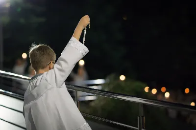 W piątek 13 sierpnia przeżywaliśmy kolejne w tym roku Nabożeństwo Fatimskie. O godz. 18.40 zostały przedstawione prośby i podziękowania do Matki Bożej Fatimskiej, w intencji których sprawowana była także Msza Święta. Eucharystii przewodniczył ks. Piotr Fortuna (proboszcz parafii Rzeszów-Matysówka), homilię zaś wygłosił ks. Jan Pyziak (proboszcz parafii Rzeszów-Matysówka w latach 1985-2018). Po Mszy Świętej wyruszyła procesja z figurą Matki Bożej, podczas której modlitwę różańcową prowadzili przedstawiciele parafii Rzeszów-Zalesie wraz ze swoim duszpasterzem ks. Marcinem Jaraczem. Modlitwę ubogaciła obecność Orkiestry Dętej pod dyrekcją Tadeusza Cielaka. Nabożeństwo zakończył Apel Jasnogórski. fot. Małgorzata Ryndak