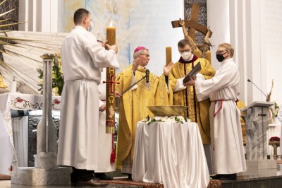 3 kwietnia 2021 r. bp Jan Wątroba przewodniczył liturgii Wigilii Paschalnej w naszej Katedrze. Podczas Mszy Świętej cztery osoby: Patrycja Dominika, Bartłomiej, Dawid Mateusz i Olech przyjęli sakrament chrztu, bierzmowania i Eucharystii.  Neofici przygotowywali się do przyjęcia sakramentów wtajemniczenia chrześcijańskiego w Diecezjalnym Centrum Katechumenatu Dorosłych, które mieści się przy parafii Miłosierdzia Bożego w Rzeszowie (ul. Kardynała K. Wojtyły 114) . Przygotowanie rozpoczyna się we wrześniu i trwa do uroczystości Zesłania Ducha Świętego. Centralnym wydarzeniem formacji jest Wigilia Paschalna, podczas której katechumeni przyjmują sakrament chrztu, bierzmowania i Eucharystii.  fot. Joanna Prasoł 