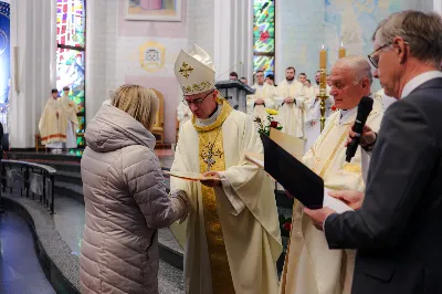 W niedzielę, 26 listopada 2023 r., w uroczystość Jezusa Chrystusa Króla Wszechświata obchodzony jest Światowy Dzień Młodzieży, a także jest to święto patronalne Akcji Katolickiej i Katolickiego Stowarzyszenia Młodzieży. Świętowanie przebiegało pod hasłem „Królewska Uczta”.

Celebrację uroczystości Jezusa Chrystusa Króla Wszechświata i 38. Światowego Dnia Młodzieży w diecezji rozpoczęła Msza Święta w naszej Katedrze, której przewodniczył bp Jan Wątroba. Eucharystię koncelebrowało kilkudziesięciu księży, głównie asystentów oddziałów Akcji Katolickiej, Katolickiego Stowarzyszenia Młodzieży i duszpasterzy młodzieży.

Po homilii 40 młodych z różnych parafii złożyło przyrzeczenie, poprzez które zostali włączeni w szeregi Katolickiego Stowarzyszenia Młodzieży. Kandydaci przed sztandarem KSM, wobec bp. Wątroby, wypowiedzieli rotę przysięgi: Uroczyście przyrzekam pracować nad sobą, aby móc całym życiem wiernie służyć Bogu, Kościołowi i Ojczyźnie, czynić dobro ludziom, być dobrym członkiem Katolickiego Stowarzyszenia Młodzieży.

Po Komunii Świętej bp Wątroba wręczył nominacje 15 nowym prezesom parafialnych oddziałów Akcji Katolickiej. Na czteroletnią kadencję zostali powołani: Zofia Marszałek – Będziemyśl, Maria Cieśla – Brzeziny, Augustyn Rębisz – Górno, Stanisława Głowaty – Jasło, Jerzy Nowak – Jasło, Teresa Tokarz – Lipinki, Mariusz Żarów – Lutoryż, Zofia Skóra – Niedźwiada, Renata Maternia – Rzeszów, Beata Korczyńska – Rzeszów, Alina Dyrak – Rzeszów, Danuta Tłuczek – Siedliska, Janusz Kochański – Terliczka, Maria Szybkowska – Tyczyn i Jadwiga Nowak – Ustrobna.

Na zakończenie Eucharystii Jeremi Kalkowski, prezes DIAK wraz z przedstawicielami wspólnot podziękowali bp. Wątrobie i kapłanom za towarzyszenie świeckim w duchowym rozwoju.

Za organizację wydarzeń w kościele katedralnym był odpowiedzialny ks. Stanisław Potera, asystent Diecezjalnego Instytutu Akcji Katolickiej oraz ks. Tomasz Ryczek, diecezjalny duszpasterz młodzieży i diecezjalny asystent KSM.

Po Eucharystii młodzież zgromadzona w katedrze w przemarszu ulicami miasta udała się do Uniwersytetu Rzeszowskiego, gdzie odbywa się druga część obchodów 38. Światowego Dnia Młodzieży. 

fot. Piotr Szorc