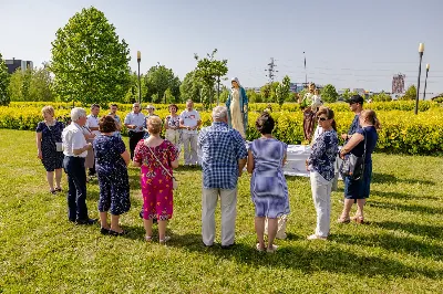 19 czerwca 2022 r. pod hasłem „Miłość rodzinna. Powołanie. Droga do świętości” obchodziliśmy Dzień Świętości Małżeństw i Rodzin. Obchody rozpoczęły się w kościele akademickim pw. Św. Jadwigi Królowej w Rzeszowie. Po Mszy św. odbył się „radosny przemarsz” do Parku Papieskiego, gdzie zorganizowano piknik rodzinny.

fot. Tadeusz Poźniak