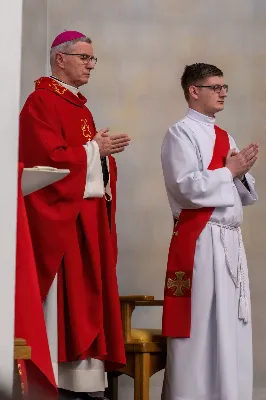 Liturgia Męki Pańskiej rozpoczęła się od procesji wejścia w zupełnej ciszy i gestu prostracji – pokornego padnięcia twarzą do ziemi głównego celebransa – Biskupa Rzeszowskiego Jana Wątroby. Drugim etapem nabożeństwa była Liturgia Słowa. Jej centrum stanowiła Męka Pańska w relacji wg św. Jana – odśpiewana przez ks. Juliana Wybrańca, kl. Dawida Piroga oraz kl. Karola Baraniewicza, z partiami tłumu wykonanymi przez Katedralny Chór Chłopięco-Męski Pueri Cantores Resovienses (tenory i basy), pod dyrekcją ks. dra Andrzeja Widaka we współpracy z Angelą Pacutą i Edytą Kotulą, dyrygentkami chóru.

W homilii bp Jan Wątroba zapraszał do odczytania na nowo sensu krzyża Jezusa i Jego Orędzia.

Trzecią częścią liturgii była adoracja krzyża. W pierwszej kolejności krzyż adorowali poprzez ucałowanie: Ksiądz Biskup, księża z Wyższego Seminarium Duchownego w Rzeszowie, księża katedralni oraz siostry zakonne. Następnie hołd krzyżowi oddali wszyscy wierni, wpatrując się w krzyż trzymany przez ks. Krzysztofa Gołąbka, proboszcza katedry.

Ostatnią częścią liturgii był obrzęd Komunii św. zakończony przeniesieniem Pana Jezusa w monstrancji do tzw. Bożego grobu. W tym roku dekoracja grobu nawiązuje do przeżywanego roku duszpasterskiego pt. „Wierzę w Kościół Chrystusowy”. Projekt autorstwa ks. Pawła Wójcika, wikariusza katedralnego, zachęca do pogłębienia relacji z Jezusem i jak wzywa napis umieszczony na grobie do „zakorzenienia w Kościele Chrystusa”.
fot. Joanna Prasoł 