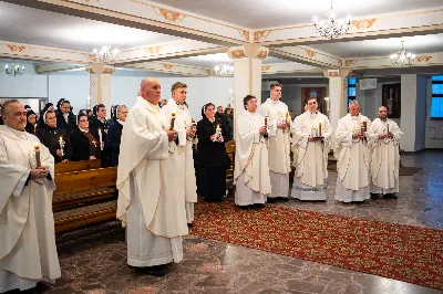 „Nasza wdzięczność jest szczególna wobec osób konsekrowanych za ich czytelne świadectwo wiary i za to, że żyjąc wiarą na co dzień ukazują chrystusowy styl życia” – mówił biskup Jan Wątroba podczas Mszy św. w katedrze rzeszowskiej w święto Ofiarowania Pańskiego. W Eucharystii, z okazji swojego święta patronalnego, uczestniczyły osoby konsekrowane posługujące w diecezji rzeszowskiej.
Mszy św. w katedrze rzeszowskiej przewodniczył bp Jan Wątroba, który modlił się w intencji osób konsekrowanych, przeżywających w święto Ofiarowania Pańskiego (02.02.) swoje święto patronalne. Eucharystię koncelebrował ks. Stanisław Kamiński, wikariusz biskupi ds. zakonnych, a także 9 kapłanów.
Na początku Mszy św. ks. Stanisław Kamiński powitał zebranych i wprowadził w przeżywaną liturgię. Następnie odbył się obrzęd błogosławieństwa świec i procesja z dolnego kościoła do głównej części katedry rzeszowskiej
Homilię wygłosił bp Jan Wątroba, który w pierwszej części, odnosząc się do przeżywanego święta, nawiązał do postawy Matki Najświętszej i św. Józefa. „Maryja uczy nas, że wierność Bogu oznacza wypełnianie prawa Bożego. Ona wypełniła wszystko bez wyjątku. Choć sama nie potrzebowała oczyszczenia, pozostała jednak posłuszna prawu. Skromna, prosta, uboga kobieta, poddana Bogu. W postawie Maryi i Józefa można dostrzec piękną lekcję dla rodziców i wychowawców. Rodzice powinni przedstawiać, czyli zawierzać swoje dzieci Panu Bogu. To jest gest wdzięczności wobec Stwórcy, a także znak wielkiej pokory wobec niełatwej misji rodzicielskiej i wychowawczej. Pełny rozwój człowieka dokonuje się dzięki Bożej łasce, a rodzice powinni się czuć narzędziem Bożej łaski, dlatego powinni często błogosławić swoje dzieci, modlić się za nie i z nimi oraz wciąż na nowo zawierzać je Panu Bogu” – mówił bp Wątroba.
Biskup Rzeszowski odnosząc się do obchodzonego Dnia życia konsekrowanego powiedział: „Trzy elementy wspólnoty: słowo, wierność i otwarcie na Ducha Świętego stanowią istotę życia każdej osoby konsekrowanej. Rozważać słowo Boże, trwać wiernie na modlitwie i być otwartym na to, co Duch Święty chce nam powiedzieć, to wypełnić powołanie do życia konsekrowanego, a jednocześnie wyznać wiarę w Kościół Chrystusowy. Nasza wdzięczność jest szczególna wobec osób konsekrowanych za ich czytelne świadectwo wiary i za to, że żyjąc wiarą na co dzień ukazują chrystusowy styl życia. Towarzyszą nam przez swoją pełną zatroskania miłosierną obecność, ale także przez milczącą obecność przepełnioną modlitwą w intencjach Kościoła, świata, a także poszczególnych osób i wspólnot”.
Po homilii osoby konsekrowane zgromadzone w katedrze odnowiły swoje przyrzeczenia.
Na zakończenie liturgii s. Agata Jakieła CSFN, referentka diecezjalna ds. życia konsekrowanego, podziękowała bp. Janowi Wątrobie za przewodniczenie liturgii i modlitwę w intencji osób życia konsekrowanego.
W Eucharystii w rzeszowskiej katedrze uczestniczyło prawie 100 osób życia konsekrowanego, a pośród nich ojcowie i bracia zakonni, siostry zakonne, wdowy i dziewice konsekrowane oraz członkowie instytutów świeckich. Śpiewy podczas liturgii wykonała Katedralna Schola Liturgiczna pod dyrekcją ks. Juliana Wybrańca, a przy organach zasiadł katedralny organista – Wiesław Siewierski. 

fot. Jola Warchoł