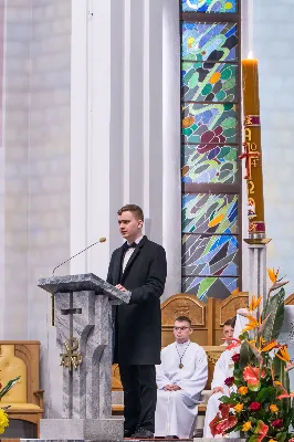 O świcie w Niedzielę Zmartwychwstania została odprawiona uroczysta Mszy św. w rzeszowskiej katedrze. Eucharystię poprzedziła procesja rezurekcyjna z Najświętszym Sakramentem. W oprawie muzycznej celebracji wziął udział katedralny chór chłopięco-męski Pueri Cantores Resovienses oraz katedralna orkiestra dęta.
Dnia 31 marca 2024 r. o godz. 6 w rzeszowskiej katedrze na rozpoczęcie procesji rezurekcyjnej rozbrzmiało zawołanie: „Chrystus zmartwychwstał, prawdziwie zmartwychwstał”. Wyrazem radości paschalnej była procesja z Najświętszym Sakramentem dokoła katedry z udziałem licznie zgromadzonych wiernych, straży grobowej i orkiestry dętej.
Po zakończonej procesji, została odprawiona uroczysta Eucharystia pod przewodnictwem ks. Krzysztofa Gołąbka, prepozyta rzeszowskiej kapituły katedralnej i proboszcza miejscowej wspólnoty parafialnej. Homilię wygłosił ks. Michał Rurak, penitencjarz kapituły, który zachęcał do zgłębiania tajemnicy zmartwychwstania.

„Zmartwychwstania jest czymś jedynym i wyjątkowym w swoim rodzaju. Łatwo napisać i powiedzieć czym zmartwychwstanie nie jest. Ale napisać i powiedzieć czym zmartwychwstanie jest, to zadanie na całe życie, i to nie tylko dla teologa czy księdza. To zadanie dla każdego z nas. Najważniejsze zadanie w życiu, bo ono zdecyduje co z nami będzie” – mówił kaznodzieja.
Ks. Rurak ukazał konsekwencje zmartwychwstania Chrystusa dla każdego wierzącego w kontekście całej historii Boga i człowieka. Mówił: „Zmartwychwstanie nie dotyczy tylko przyszłości, czasu po śmierci. Ono ma także znaczenie dla naszej doczesności. Bo skoro życie ma prowadzić do Zmartwychwstania, to znaczy, że ma wartość samo w sobie, że trzeba je szanować i jak najlepiej przeżyć.”
Na zakończenie Eucharystii transmitowanej przez katolickie Radio „VIA”, katedralny chór chłopięco-męski Pueri Cantores Resovienses pod dyrekcją Aleksandry Fiołek-Matuszewskiej wykonał uroczyste „Alleluja” z oratorium G.F. Haendla. Po zakończonej Mszy św. rezurekcyjnej katedralna orkiestra dęta pod batutą Tadeusza Cielaka odegrała radosne utwory wielkanocne. fot. Joanna Prasoł