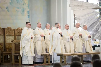 W Wielki Czwartek o godz. 10.00 w naszej Katedrze bp Jan Wątroba przewodniczył Mszy Krzyżma. Jest ona wyrazem jedności i wspólnoty duchowieństwa diecezji. Podczas tej Mszy Świętej biskup poświęcił olej chorych, katechumenów oraz olej krzyżma. Księża koncelebrujący z biskupem Eucharystię odnowili przyrzeczenia kapłańskie.
W koncelebrze wzięli udział bp Kazimierz Górny, bp Edward Białogłowski oraz 179 kapłanów z całej diecezji. W Eucharystii wzięli również udział licznie zebrani ministranci, lektorzy, animatorzy, ceremoniarze, członkowie scholi parafialnych i dziewczęcej służby maryjnej.
fot. Małgorzata Ryndak