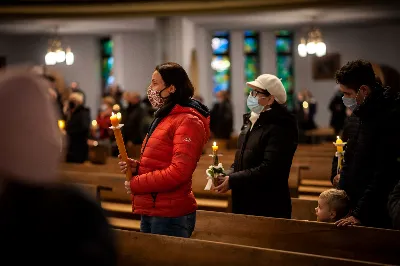 Mszy Świętej w święto Ofiarowania Pańskiego przewodniczył bp Jan Wątroba. W Eucharystii z okazji Dnia Życia Konsekrowanego uczestniczyli przedstawiciele sióstr i braci zakonnych, pustelnic, dziewic i wdów konsekrowanych oraz członków instytutów świeckich. Eucharystię koncelebrował ks. Stanisław Kamiński, wikariusz biskupi ds. zakonnych, a także 8 kapłanów. Homilię wygłosił bp Jan Wątroba. Śpiew podczas Mszy Świętej prowadziła Katedralna Schola Liturgiczna pod kierunkiem ks. Juliana Wybrańca przy akompaniamencie organowym Wiesława Siewierskiego. Fot. Paulina Lęcznar