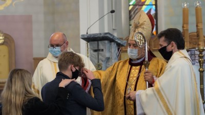 W niedzielę 28.02.2021 r. podczas Mszy Świętej o godz. 12.00 bp Edward Białogłowski udzielił Sakramentu Bierzmowania młodzieży z kl. VIII.  fot. Małgorzata Ryndak