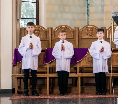 W V Niedzielę Wielkiego Postu, podczas Mszy Świętej o godz. 12:00, ks. Krzysztof Gołąbek – proboszcz naszej Katedry, przyjął do grona Liturgicznej Służby Ołtarza siedmiu nowych ministrantów. Po odpowiednim przygotowaniu, pod czujnym okiem ks. Pawła Wójcika oraz animatorów Adama i Miłosza, chłopcy otrzymali stopień ministranta choralisty – po raz pierwszy założyli kołnierzyki i otrzymali legitymacje ministranckie. To wyjątkowy moment i ogromna radość dla naszej wspólnoty! Podczas Mszy Świętej zaśpiewała Dziewczęca Schola Katedralna. Serdecznie gratulujemy chłopcom odwagi oraz życzymy wytrwałości w tej pięknej służbie przy Ołtarzu Pana Jezusa. Jeśli chcesz dołączyć do grona ministrantów – serdecznie zapraszamy! Zainteresowanych prosimy o kontakt z ks. Pawłem Wójcikiem.
fot. Antoni Ważny