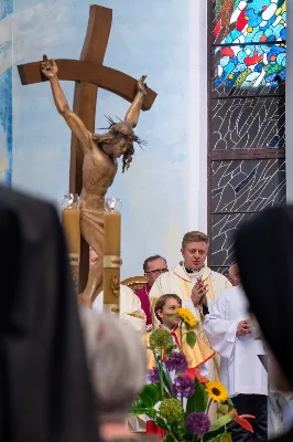 W piątek (16 czerwca) obchodziliśmy uroczystość Najświętszego Serca Pana Jezusa – dzień odpustu w Katedrze Rzeszowskiej. O godz. 18.00 została odprawiona uroczysta Msza Święta, której przewodniczył bp Jan Wątroba. Po Mszy Świętej Biskup poświęcił tablicę upamiętniającą życie i dzieło śp. Ks. Infułata Stanisława Maca. 
Po jego śmierci w 2020 roku, Ksiądz Proboszcz Krzysztof Gołąbek wraz z Parafialną Radą Duszpasterską postanowił stworzyć tablicę pamiątkową poświęconą śp. Księdzu Infułatowi. 
Istnieje już takowa poświęcona budowniczym i architektom, przygotowana jeszcze za życia ks. Maca, przez Niego zaprojektowana i umieszczona na Jego prośbę w szeregu pamiątkowych tablic przed wejściem do dolnego kościoła, ale chciano upamiętnić osobę i dzieło tej świątyni tablicą bardziej okazałą przy wejściu głównym. W szafie z pamiątkami po Ks. Infułacie odnaleziono wyzłocone serce i tak zrodziła się myśl, by umieścić to serce w pamiątkowej tablicy jako symbol wiary tego kapłana, jego czci wobec Bożego Serca i troski o świątynię dedykowaną Najświętszemu Sercu Pana Jezusa.
W książce pt. „Komu bije Dzwon Wolności” ks. Stanisław Mac zapisał: „Staram się zgodnie z testamentem zawartym w akcie erekcyjnym pod budowę kościoła, aby w tej świątyni po wsze czasy rozkwitał kult do Najświętszego Serca Pana Jezusa jako źródła miłości i dobroci”. 
Niech ta tablica będzie wyrazem naszej czci i pamięci wobec osoby Ks. Infułata, Jego dzieła i poświęcenia dla chwały Bożego Serca.
fot. Joanna Prasoł