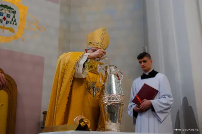 W Wielki Czwartek o godz. 10.00 w naszej Katedrze bp Jan Wątroba przewodniczył Mszy Krzyżma. Jest ona wyrazem jedności i wspólnoty duchowieństwa diecezji. Podczas tej Mszy Świętej biskup poświęcił olej chorych, katechumenów oraz olej krzyżma. Księża koncelebrujący z biskupem Eucharystię odnowili przyrzeczenia kapłańskie. W koncelebrze wzięli udział bp Kazimierz Górny, bp Edward Białogłowski oraz ponad 200 kapłanów z całej diecezji. W Eucharystii wzięli również udział licznie zebrani ministranci, lektorzy, animatorzy, ceremoniarze, członkowie scholi parafialnych i dziewczęcej służby maryjnej. Podczas Mszy Świętej zaśpiewał chór męski pod dyrekcją ks. Andrzeja Widaka. Przy organach zasiadł ks. Julian Wybraniec. fot. Piotr Szorc