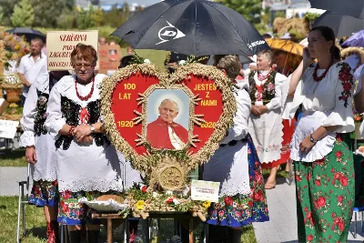 30 sierpnia 2020 r. do Parku Papieskiego w Rzeszowie na diecezjalne dożynki przyjechało 49 delegacji z dożynkowymi wieńcami.  Już o godz. 11.00 plac przed znajdującą się w Parku Papieskim sceną wypełniły delegacje z parafii diecezji rzeszowskiej. W sumie zarejestrowano 49 delegacje. Tegoroczną obsługę dożynek, w tym przygotowanie liturgii, zapewnili wierni i duszpasterze z dekanatu Sokołów Małopolski. O godz. 11.30 prof. Kazimierz Ożóg, mieszkaniec Górna, zaprezentował kilka myśli na temat chleba i godności pracy rolnika. Na scenie wystąpił zespół „Młody Duch i Przyjaciele” kierowany przez Dariusza Kosaka. Przed rozpoczęciem Mszy św. ks. Jerzy Uchman, diecezjalny duszpasterz rolników, przywitał przybyłych do Rzeszowa rolników, ogrodników, sadowników i pszczelarzy, wśród nich starostów dożynek Jerzego i Zofię Bednarzów z Kamienia, a także obecnych na Mszy św. parlamentarzystów, władze państwowe i samorządowe, służby mundurowe oraz poczty sztandarowe. Mszy św. przewodniczył bp Edward Białogłowski. W koncelebrze uczestniczył bp Kazimierz Górny oraz czternastu księży. W długiej procesji z darami do ołtarza podeszły delegacje wszystkich obecnych parafii przynosząc chleby i owoce. Dary te zostały przekazane Rzeszowskiemu Towarzystwu Pomocy im. św. Brata Alberta. Na zakończenie liturgii bp Białogłowski pobłogosławił przyniesione płody ziemi oraz ziarno na zasiew. Po błogosławieństwie poszczególne delegacje, przedstawiane przez ks. Jana Szczupaka, wikariusza biskupiego ds. społecznych, prezentowały swoje wieńce.  fot. ks. Tomasz Nowak