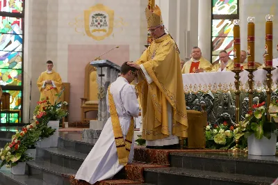 „Na swoje życie i swoje kapłaństwo trzeba popatrzeć w świetle Bożej miłości. Inaczej go nie pojmiemy ani my, ani ci, którzy będą na nas patrzeć” – mówił bp Jan Wątroba podczas Mszy św. z udzieleniem święceń prezbiteratu. 4 czerwca 2022 r. w kościele katedralnym jedenastu diakonów diecezji rzeszowskiej przyjęło sakrament kapłaństwa.
Do grona neoprezbiterów diecezji rzeszowskiej należą: ks. Sebastian Bełz z parafii w Nienadówce, ks. Krzysztof Lampart z parafii w Rudnej Wielkiej, ks. Mateusz Łachmanek z parafii w Lipinkach, ks. Karol Migut z parafii w Jasionce, ks. Marcin Murawski z parafii katedralnej w Rzeszowie, ks. Adrian Pazdan z parafii w Zagorzycach, ks. Tomasz Sienicki z parafii w Bieździedzy, ks. Dominik Świeboda z parafii w Palikówce, ks. Piotr Wąsacz z parafii bł. Władysława Findysza w Rzeszowie, ks. Mateusz Wojtuń z parafii w Święcanach oraz ks. Wiktor Zoła z parafii w Cieklinie.
Mszy św. przewodniczył i święceń udzielił bp Jan Wątroba. Eucharystię koncelebrowało około osiemdziesięciu księży, m.in: przełożeni Wyższego Seminarium Duchownego w Rzeszowie oraz proboszczowie i wikariusze z parafii rodzinnych neoprezbiterów. W Mszy św. uczestniczył abp Edward Nowak, bp Kazimierz Górny i bp Edward Białogłowski.
Zebranych w kościele katedralnym powitał ks. Krzysztof Gołąbek, proboszcz parafii.
W homilii bp Jan Wątroba nawiązał do słów z Ewangelii według św. Jana w których Chrystus tłumaczy co to znaczy być dobrym pasterzem. „Być kapłanem w Kościele Chrystusowym to znaczy mieć udział w Jego pasterskiej misji i stale upodabniać się do Dobrego Pasterza, który zna owce, karmi je, broni i jest gotów oddać życie dla ich dobra” – mówił hierarcha.
Po homilii odbył się obrzędy święceń: przyrzeczenie czci i posłuszeństwa Biskupowi Ordynariuszowi, Litania do Wszystkich Świętych podczas której kandydaci leżeli krzyżem, nałożenie rąk, modlitwa święceń oraz namaszczenie rąk krzyżmem i wręczenie chleba i wina. Podczas Liturgii Eucharystycznej nowo wyświęceni po raz pierwszy wyciągnęli dłonie nad chlebem i winem wypowiadając słowa konsekracji.
Na zakończenie Mszy św. ks. Tomasz Sienicki, podziękował w imieniu nowo wyświęconych wszystkim, którzy przyczynili się do przygotowania ich do kapłaństwa. Słowa wdzięczności, m.in. przełożonym Wyższego Seminarium Duchownego w Rzeszowie i rodzicom neoprezbiterów, wypowiedział bp Jan Wątroba. 
W drodze do zakrystii neoprezbiterzy zatrzymali się przy figurze Matki Bożej Fatimskiej zawierzając swoje kapłaństwo Matce Bożej.
W niedzielę, 5 czerwca, w Uroczystość Zesłania Ducha Świętego, neoprezbiterzy będą sprawować w swoich rodzinnych parafiach uroczyste Msze św. prymicyjne, a w najbliższych tygodniach otrzymają skierowania do parafii.

Fot. ks. Jakub Nagi oraz biala-wrona.pl
