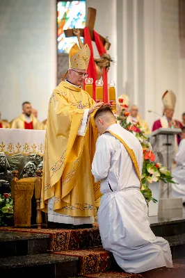 „Na swoje życie i swoje kapłaństwo trzeba popatrzeć w świetle Bożej miłości. Inaczej go nie pojmiemy ani my, ani ci, którzy będą na nas patrzeć” – mówił bp Jan Wątroba podczas Mszy św. z udzieleniem święceń prezbiteratu. 4 czerwca 2022 r. w kościele katedralnym jedenastu diakonów diecezji rzeszowskiej przyjęło sakrament kapłaństwa.
Do grona neoprezbiterów diecezji rzeszowskiej należą: ks. Sebastian Bełz z parafii w Nienadówce, ks. Krzysztof Lampart z parafii w Rudnej Wielkiej, ks. Mateusz Łachmanek z parafii w Lipinkach, ks. Karol Migut z parafii w Jasionce, ks. Marcin Murawski z parafii katedralnej w Rzeszowie, ks. Adrian Pazdan z parafii w Zagorzycach, ks. Tomasz Sienicki z parafii w Bieździedzy, ks. Dominik Świeboda z parafii w Palikówce, ks. Piotr Wąsacz z parafii bł. Władysława Findysza w Rzeszowie, ks. Mateusz Wojtuń z parafii w Święcanach oraz ks. Wiktor Zoła z parafii w Cieklinie.
Mszy św. przewodniczył i święceń udzielił bp Jan Wątroba. Eucharystię koncelebrowało około osiemdziesięciu księży, m.in: przełożeni Wyższego Seminarium Duchownego w Rzeszowie oraz proboszczowie i wikariusze z parafii rodzinnych neoprezbiterów. W Mszy św. uczestniczył abp Edward Nowak, bp Kazimierz Górny i bp Edward Białogłowski.
Zebranych w kościele katedralnym powitał ks. Krzysztof Gołąbek, proboszcz parafii.
W homilii bp Jan Wątroba nawiązał do słów z Ewangelii według św. Jana w których Chrystus tłumaczy co to znaczy być dobrym pasterzem. „Być kapłanem w Kościele Chrystusowym to znaczy mieć udział w Jego pasterskiej misji i stale upodabniać się do Dobrego Pasterza, który zna owce, karmi je, broni i jest gotów oddać życie dla ich dobra” – mówił hierarcha.
Po homilii odbył się obrzędy święceń: przyrzeczenie czci i posłuszeństwa Biskupowi Ordynariuszowi, Litania do Wszystkich Świętych podczas której kandydaci leżeli krzyżem, nałożenie rąk, modlitwa święceń oraz namaszczenie rąk krzyżmem i wręczenie chleba i wina. Podczas Liturgii Eucharystycznej nowo wyświęceni po raz pierwszy wyciągnęli dłonie nad chlebem i winem wypowiadając słowa konsekracji.
Na zakończenie Mszy św. ks. Tomasz Sienicki, podziękował w imieniu nowo wyświęconych wszystkim, którzy przyczynili się do przygotowania ich do kapłaństwa. Słowa wdzięczności, m.in. przełożonym Wyższego Seminarium Duchownego w Rzeszowie i rodzicom neoprezbiterów, wypowiedział bp Jan Wątroba. 
W drodze do zakrystii neoprezbiterzy zatrzymali się przy figurze Matki Bożej Fatimskiej zawierzając swoje kapłaństwo Matce Bożej.
W niedzielę, 5 czerwca, w Uroczystość Zesłania Ducha Świętego, neoprezbiterzy będą sprawować w swoich rodzinnych parafiach uroczyste Msze św. prymicyjne, a w najbliższych tygodniach otrzymają skierowania do parafii.

Fot. ks. Jakub Nagi oraz biala-wrona.pl
