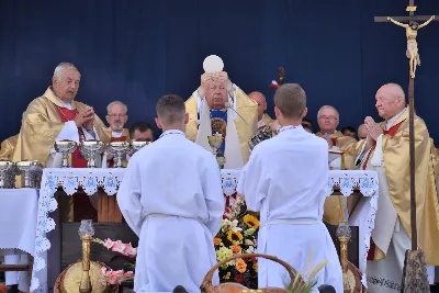 „Wierność ideałom jest gwarantem tego, że nie pogubimy się życiowo, nie skompromitujemy się i w naszym polskim domu będziemy gospodarzami, a nie najemnikami” – mówił podczas Dożynek Diecezjalnych bp Edward Białogłowski. 28 sierpnia 2022 r. do Parku Papieskiego w Rzeszowie przyjechało ponad 60 delegacji z wieńcami.

Do Parku Papieskiego w Rzeszowie przyjechało ponad 60 delegacji z parafii diecezji rzeszowskiej z wieńcami żniwnymi. Tegoroczną obsługę dożynek, w tym przygotowanie liturgii, zapewnili wierni i duszpasterze z Diecezjalnego Sanktuarium św. Józefa w Rzeszowie i dekanatu Rzeszów Północ. Przed Mszą św. odbył się program słowno-muzyczny w wykonaniu Diakonii Muzycznej z parafii św. Józefa w Rzeszowie.

Przed rozpoczęciem Mszy św. ks. Jerzy Uchman, diecezjalny duszpasterz rolników, przywitał przybyłych do Rzeszowa rolników, ogrodników, sadowników i pszczelarzy, wśród nich starostów dożynek: Aleksandrę i Bartłomieja Kędziorów z parafii pw. św. Józefa w Rzeszowie, a także obecnych na Mszy św. parlamentarzystów, władze państwowe i samorządowe, służby mundurowe oraz poczty sztandarowe.

Eucharystii przewodniczył bp Kazimierz Górny. W koncelebrze uczestniczył bp Edward Białogłowski, ks. infułat Wiesław Szurek oraz blisko dwudziestu księży.

Homilię wygłosił bp Edward Białogłowski.

„Dziękujemy Bogu za rolników, którzy mimo różnych trudności i przeciwności, które dotykają polską wieś, trwają przy rodzinnych gospodarstwach. Pochylają się nad rolą, która wydaje chleb i różne rośliny, warzywa, owoce i kwiaty. Dziękujemy wam, gospodynie i gospodarze, starsi i młodzi, za troskę i bezpieczeństwo żywnościowe naszego kraju oraz za zapasy żywnościowe, które są sprzedawane do innych krajów, a także wspomagają naszych sąsiadów borykających się, czy uciekających ze swojego kraju przed wojną do naszej ojczyzny, aby znaleźć tutaj bezpieczny kąt” – mówił bp Edward Białogłowski.

Biskup Białogłowski kierując do zebranych słowa zachęty pytał:

„Czy wasze domu rozbrzmiewają codzienną modlitwą dziękczynną i błagalną? Czy niedziela dla waszych domowników jest dniem świętym, z udziałem we Mszy św., z rodzinnym posiłkiem, z rozmową o waszej rodzinie, o jej troskach i radościach, o gospodarstwie, jego przyszłości i o przyszłości naszej ojczyzny? Zapalajcie ducha młodego pokolenia do życia ideałami: Bóg, honor, ojczyzna (…) Wierność ideałom jest gwarantem tego, że nie pogubimy się życiowo, nie skompromitujemy się i w naszym polskim domu będziemy gospodarzami, a nie najemnikami” – mówił bp Białogłowski.

Po błogosławieństwie poszczególne delegacje zaprezentowały swoje wieńce.

ks. Jakub Nagi
fot. ks. Tomasz Nowak