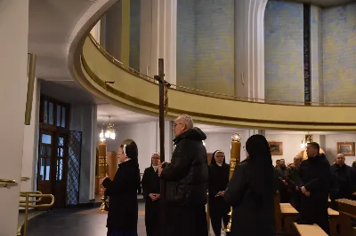 W Katedrze Rzeszowskiej odbyło się nabożeństwo Drogi Krzyżowej, której przewodniczył ks. Paweł Synoś, wikariusz biskupi ds. duchowieństwa. "Dziś sprowadź Mi dusze kapłańskie i zakonne, i zanurz je w niezgłębionym miłosierdziu Moim. One dały Mi moc przetrwania gorzkiej męki; przez nie, jak przez kanały, spływa na ludzkość miłosierdzie Moje." (Dzienniczek 1212) W modlitwie wraz z bp Janem Wątrobą uczestniczyły osoby życia konsekrowanego oraz prezbiterzy posługujący w Diecezji Rzeszowskiej. Nabożeństwo było ofiarowane w intencji wynagrodzenia za grzechy duchowieństwa i osób konsekrowanych, za dusze kapłanów i osób konsekrowanych cierpiące w czyśćcu oraz za tych, którzy odeszli od kapłaństwa i życia zakonnego. Fot. ks. Jakub Oczkowicz