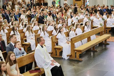 Maj to dla wielu najpiękniejszy miesiąc w roku. W liturgii Kościoła szczególnie wtedy czcimy Maryję oraz radujemy się ze Zmartwychwstania Pańskiego. W niedzielę 8 maja w naszej Katedrze dzieci z klas III doświadczyły równie wielkiej radości po raz pierwszy w pełni uczestnicząc we Mszy Świętej. To niezwykłe spotkanie z Chrystusem w Komunii Świętej zostało poprzedzone przygotowaniem poprzez katechezy w szkole i spotkania w parafii, a także spowiedzią. Poprzez niedzielne Eucharystie o godz. 12.00 i 13.30 celebrowane przez ks. Krzysztofa Gołąbka, proboszcza naszej Katedry, 88 dzieci rozpoczęło wielką przygodę z Jezusem ukrytym w Najświętszym Sakramencie. Towarzyszyli im rodzice, którzy wraz ze swoimi dziećmi przygotowywali się do tego wydarzenia, a także najbliższa rodzina. Posługę w liturgii Mszy Świętej pełniły dzieci pierwszokomunijne oraz ich rodzice.
Wielka radość serc dzieci komunijnych promieniowała na wszystkich uczestników Mszy Świętej i przypominała zebranym na liturgii, że spotkanie z Jezusem Eucharystycznym to przywilej i wielkie szczęście. Czas tej wielkiej radości został przedłużony przez „Biały Tydzień”, w którym dzieci uczestniczyły w wieczornej Eucharystii, przyjmując Jezusa do swoich serc. 

Wszystkim dzieciom, które w tym roku przeżywały swoją Pierwszą Komunię Świętą, życzymy, aby nie gasł w nich zapał do poznawania Jezusa i Jego nauki, a radość, jaka towarzyszyła tym dniom, była nieodłączną towarzyszką ich spotkań z Jezusem w Eucharystii. A s. Julicie i ks. Julianowi dziękujemy za serce włożone w przygotowanie dzieci do tego wielkiego wydarzenia.

fot. Paweł Styka