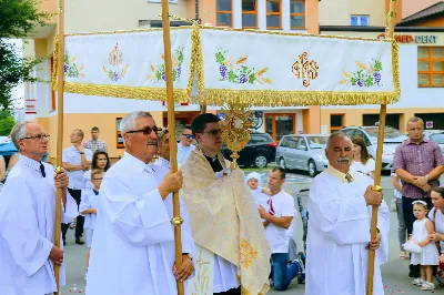 W czwartek w Uroczystość Najświętszego Ciała i Krwi Pańskiej (Boże Ciało) Msza Święta parafialna o godz. 12.00 była sprawowana na osiedlu Drabinianka na placu zieleni między ul. Graniczną i Zieloną. Dziękujemy parafianom za zaangażowanie i pomoc w przygotowaniu ołtarzy: - Ołtarz Mszy Świętej - Spółdzielnia Mieszkaniowa Metalowiec i mieszkańcy ul. Zielonej. - I ołtarz przy kapliczce Matki Bożej Fatimskiej – mieszkańcy bloku ul. Cicha 9. - II ołtarz przy Akademikach – mieszkańcy bloków ul. Cicha 3 i 7. - III ołtarz przed „Energetykiem” mieszkańcy bloku Kwiatkowskiego 5. - IV ołtarz obok bloków ul. Graniczna 4a i 4b – mieszkańcy tychże bloków.  fot. Andrzej Kotowicz