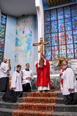 Liturgia Męki Pańskiej rozpoczęła się od procesji wejścia w zupełnej ciszy i gestu prostracji – pokornego padnięcia twarzą do ziemi głównego celebransa – Biskupa Rzeszowskiego Jana Wątroby. Drugim etapem nabożeństwa była Liturgia Słowa. Jej centrum stanowiła Męka Pańska w relacji wg św. Jana – odśpiewana przez ks. Juliana Wybrańca, kl. Dawida Piroga oraz kl. Karola Baraniewicza, z partiami tłumu wykonanymi przez Katedralny Chór Chłopięco-Męski Pueri Cantores Resovienses (tenory i basy), pod dyrekcją ks. dra Andrzeja Widaka we współpracy z Angelą Pacutą i Edytą Kotulą, dyrygentkami chóru.

W homilii bp Jan Wątroba zapraszał do odczytania na nowo sensu krzyża Jezusa i Jego Orędzia.

Trzecią częścią liturgii była adoracja krzyża. W pierwszej kolejności krzyż adorowali poprzez ucałowanie: Ksiądz Biskup, księża z Wyższego Seminarium Duchownego w Rzeszowie, księża katedralni oraz siostry zakonne. Następnie hołd krzyżowi oddali wszyscy wierni, wpatrując się w krzyż trzymany przez ks. Krzysztofa Gołąbka, proboszcza katedry.

Ostatnią częścią liturgii był obrzęd Komunii św. zakończony przeniesieniem Pana Jezusa w monstrancji do tzw. Bożego grobu. W tym roku dekoracja grobu nawiązuje do przeżywanego roku duszpasterskiego pt. „Wierzę w Kościół Chrystusowy”. Projekt autorstwa ks. Pawła Wójcika, wikariusza katedralnego, zachęca do pogłębienia relacji z Jezusem i jak wzywa napis umieszczony na grobie do „zakorzenienia w Kościele Chrystusa”.
fot. Joanna Prasoł 