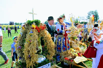 W niedzielę 25.08.2019 r. przy Katedrze Rzeszowskiej odbyły się Dożynki Diecezjalne. Do Parku Papieskiego przyjechało 73 delegacje z wieńcami dożynkowymi. fot. Andrzej Kotowicz